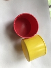 O tubo amarelo da tubulação do andaime termina grânulo plásticos dos tampões de segurança